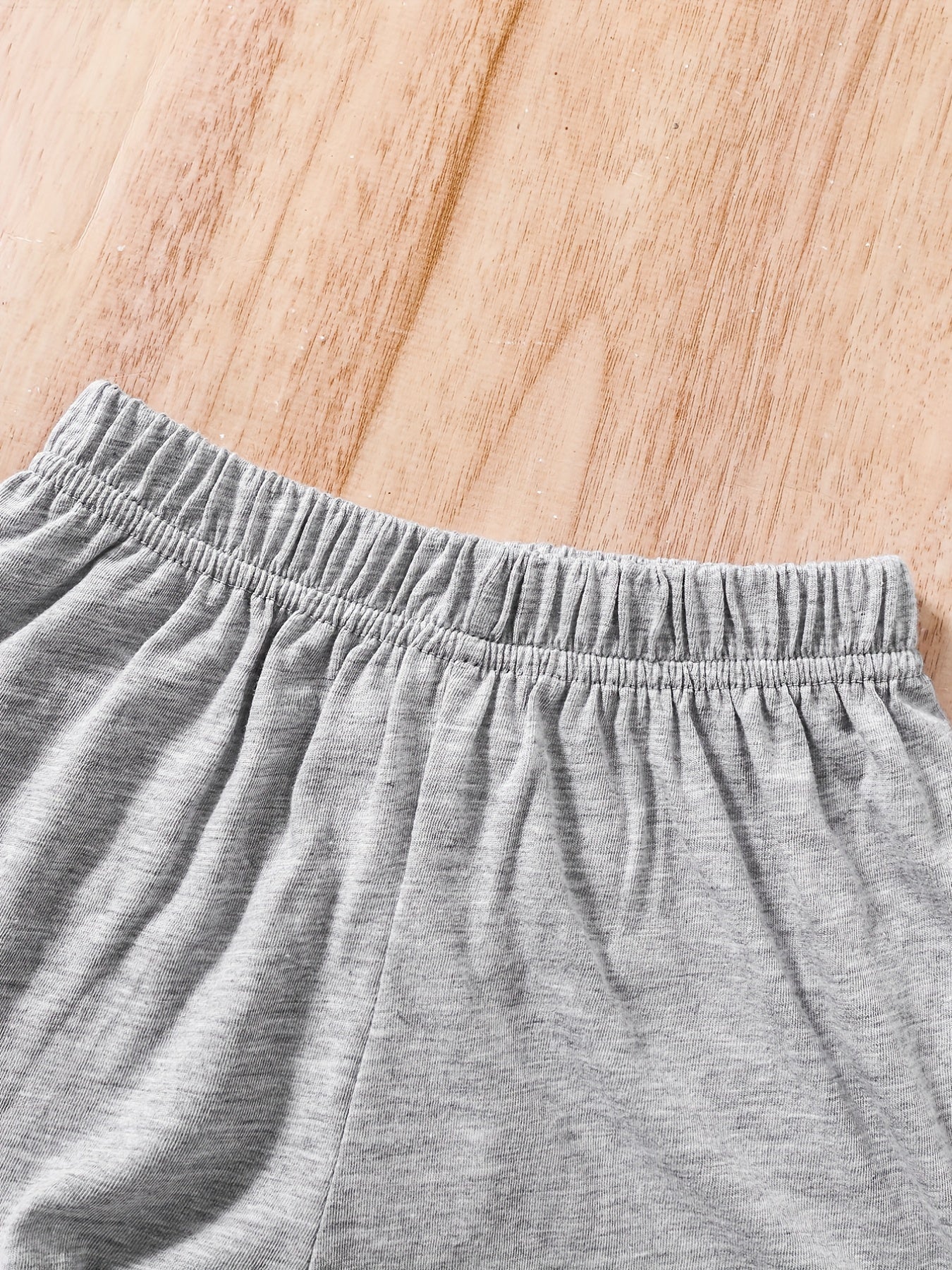 Girls Comfortable Outfit Eyelash Graphic Cami Top & Elastic Waist Ruffled Hem Shorts Set