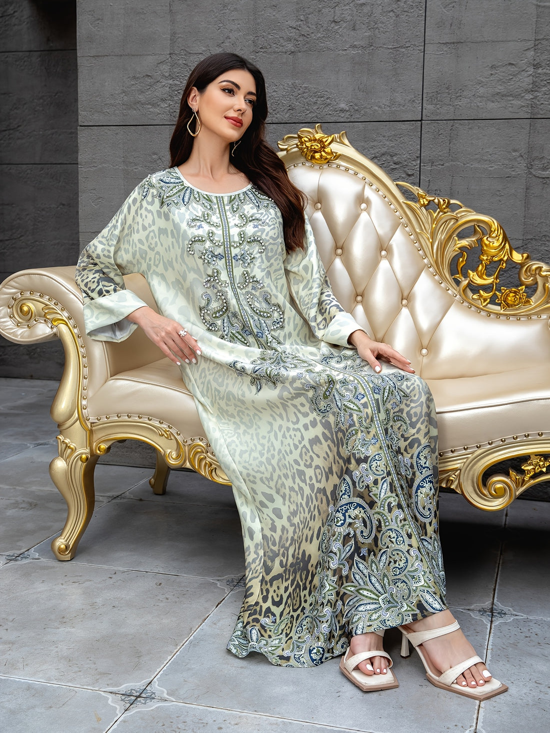 O Muslim Women's long robe for the  Arabian dress./MH