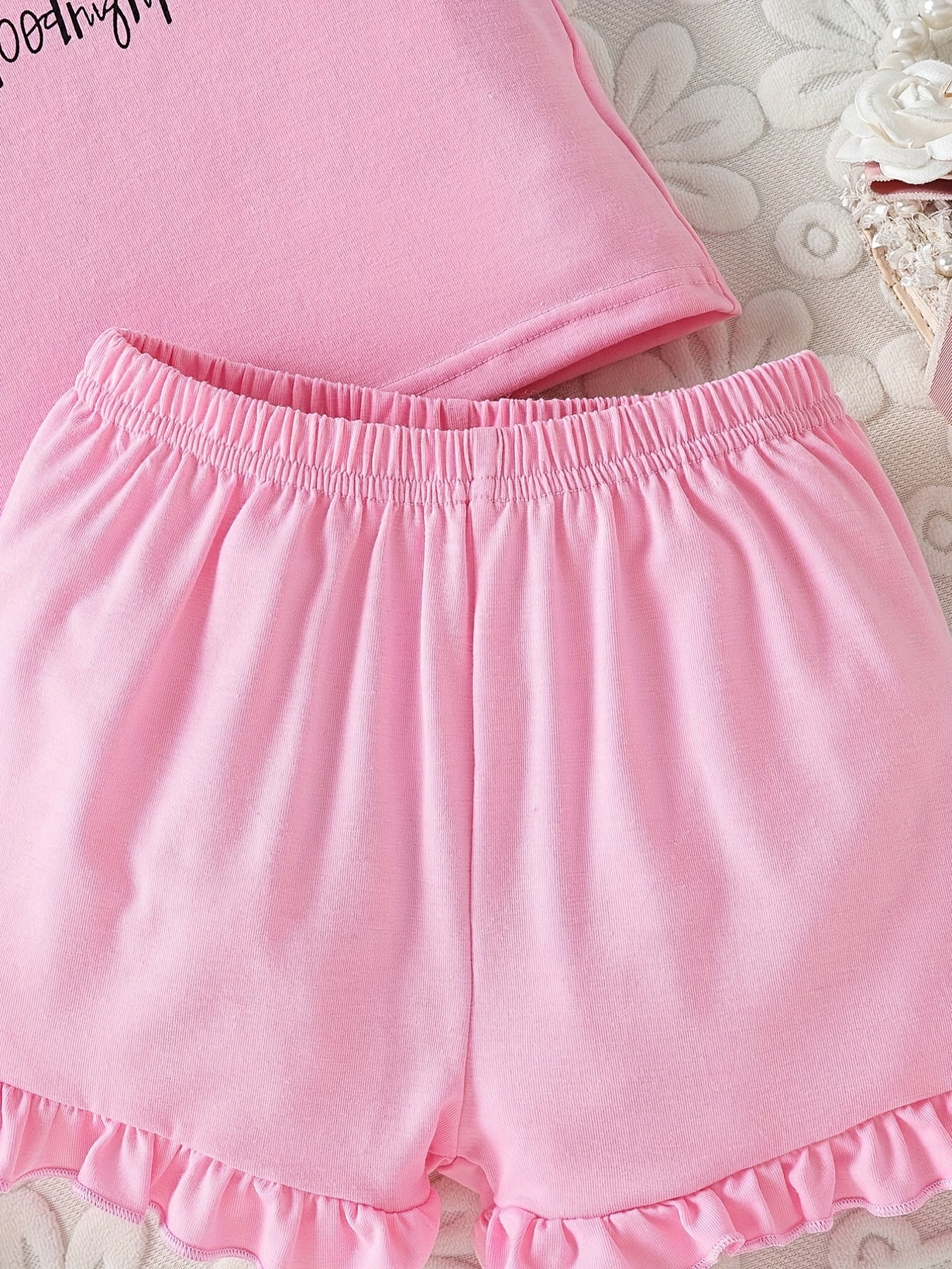 Girls Comfortable Outfit Eyelash Graphic Cami Top & Elastic Waist Ruffled Hem Shorts Set