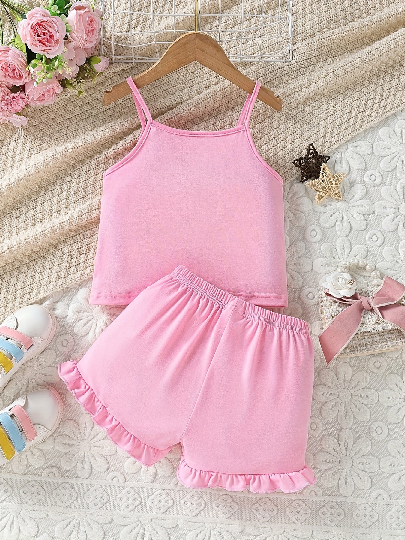 Girls Comfortable Outfit Eyelash Graphic Cami Top & Elastic Waist Ruffled Hem Shorts Set