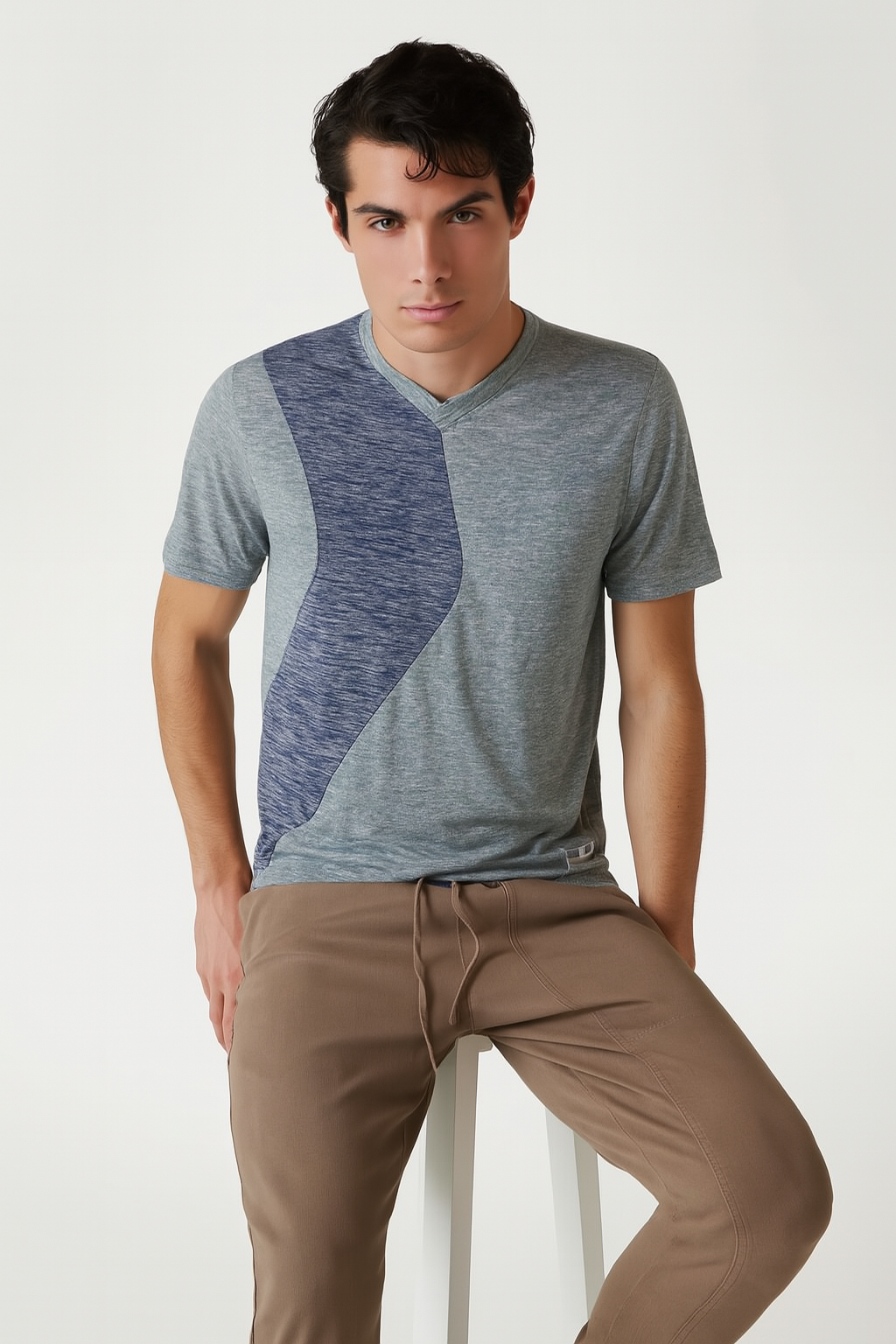 Monochrome Blade-Cut V-Neck T-shirt | MH