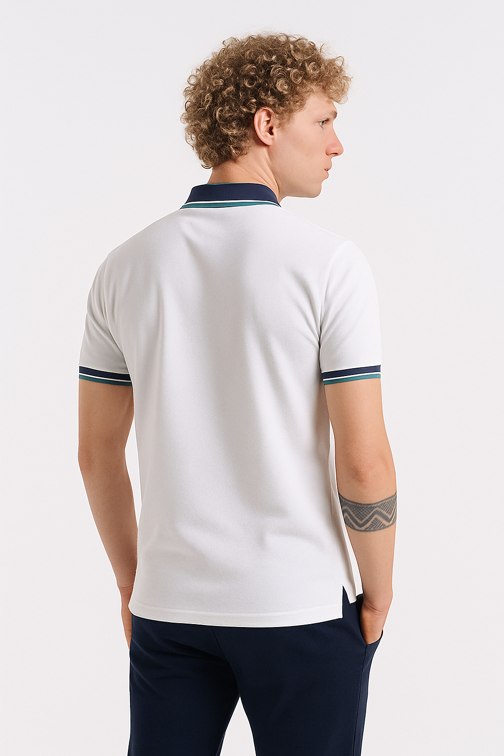 "Classic White Polo Shirt with Contrast Collar & Logo"/MH
