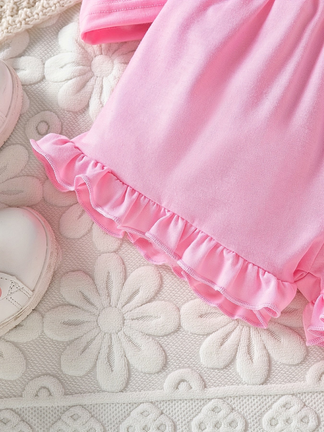Girls Comfortable Outfit Eyelash Graphic Cami Top & Elastic Waist Ruffled Hem Shorts Set