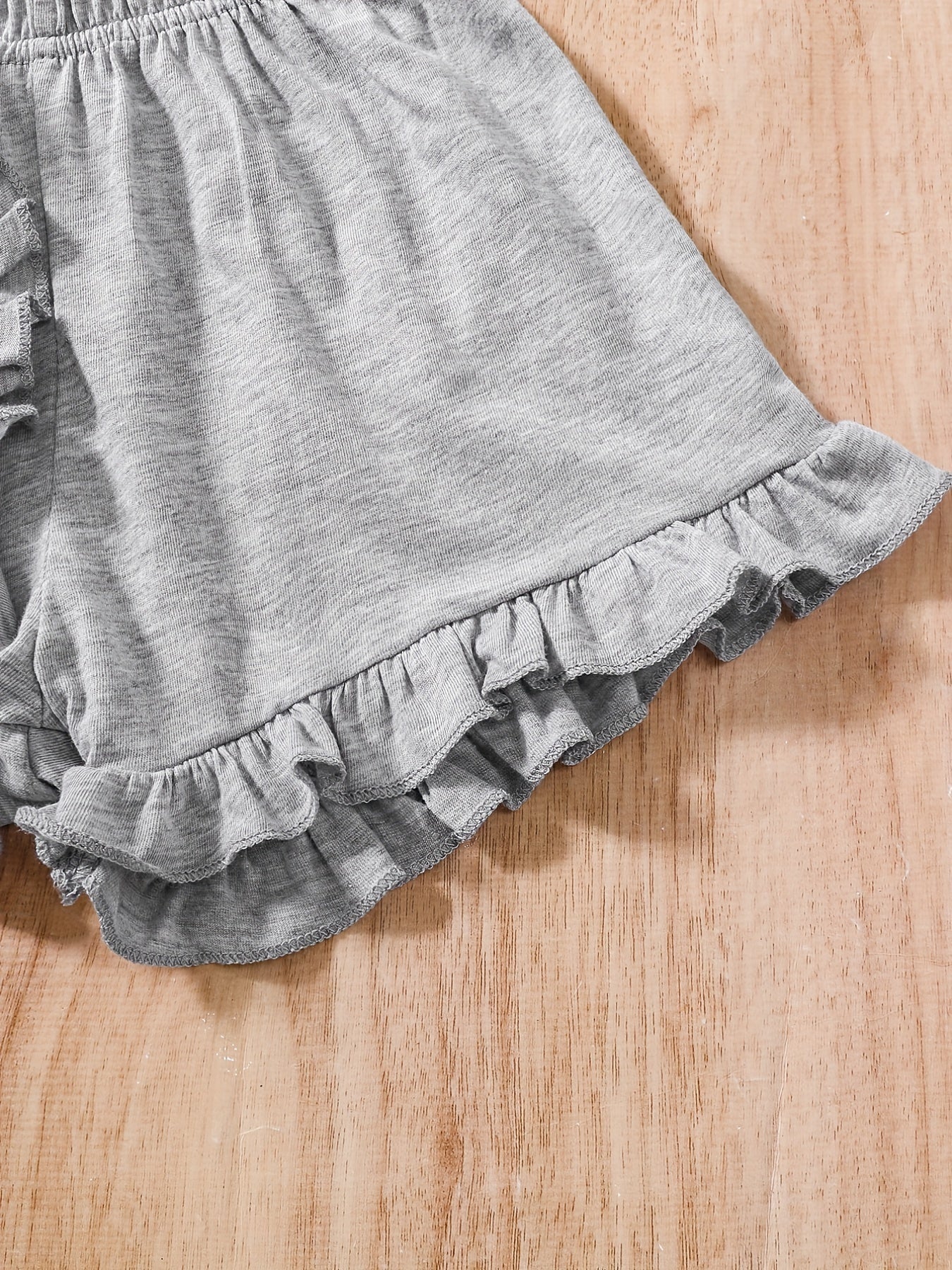 Girls Comfortable Outfit Eyelash Graphic Cami Top & Elastic Waist Ruffled Hem Shorts Set